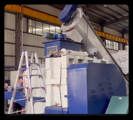 1000kg/Hr آلة تجفيف البلاستيك Ce آلة ضغط البلاستيك 90kw - 350kw